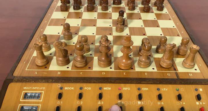 Review: PHANTOM wooden robotic chessboard boasts craftsmanship